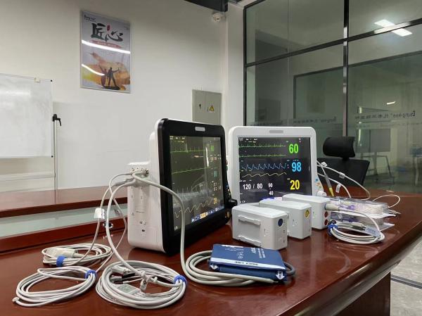 Monitoreo cardíaco multiparámetro de la UCI, máquina vital del hospital con pantalla de 15 