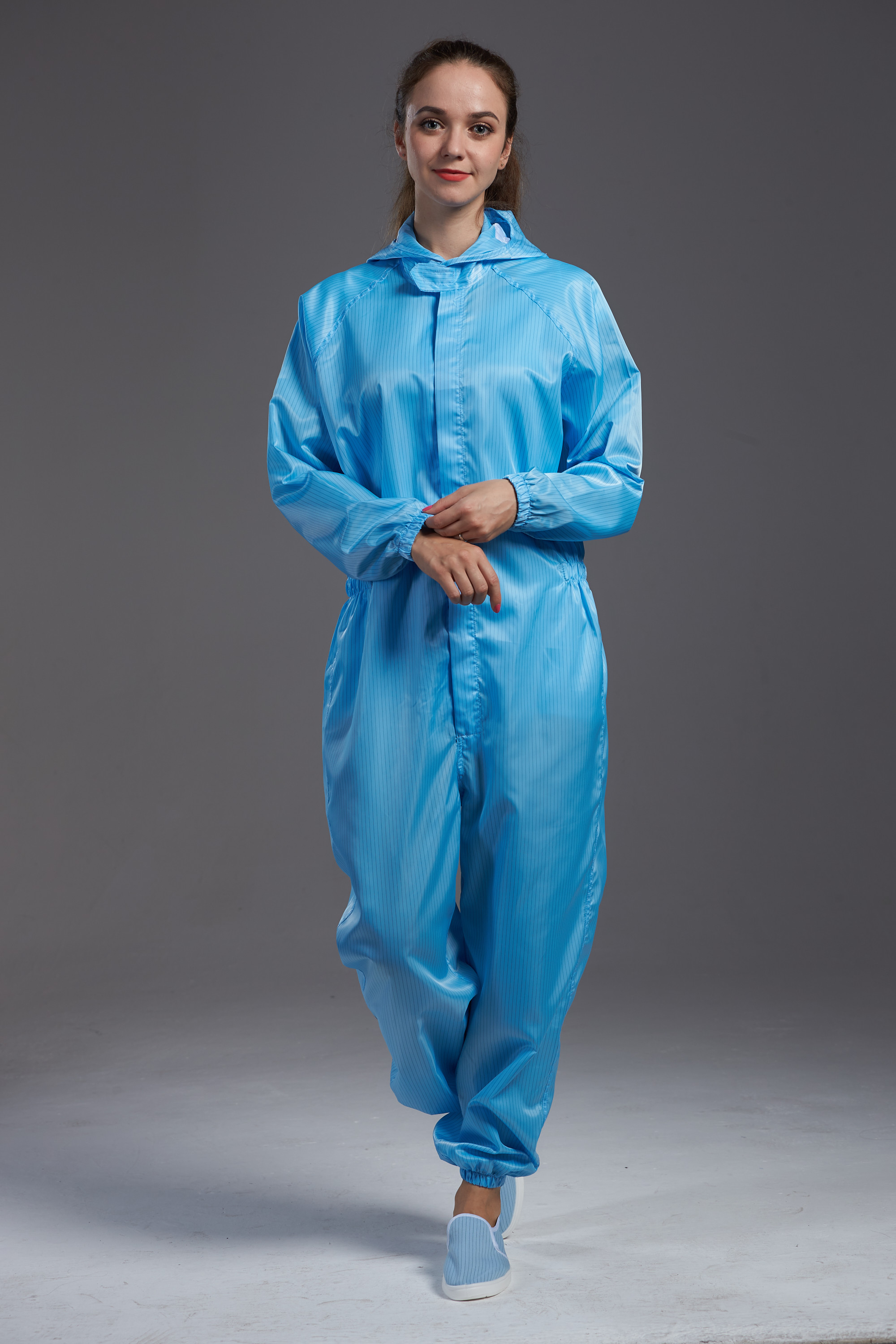China La robe réutilisable stérilisée à l'autoclave de façon générale de preuve de la poussière a humanisé la conception pour l'atelier de SMT supplier