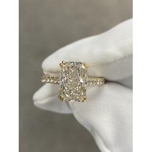 China Pave Style Lab Grown Diamond Rings Elongated Cushion 3.14ct Set In 18K Yellow Gold wholesale