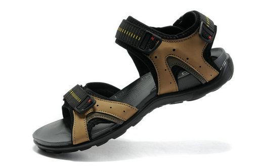 Людей поздним летом нового стиля ботинки сандалий спорта модных для любовника