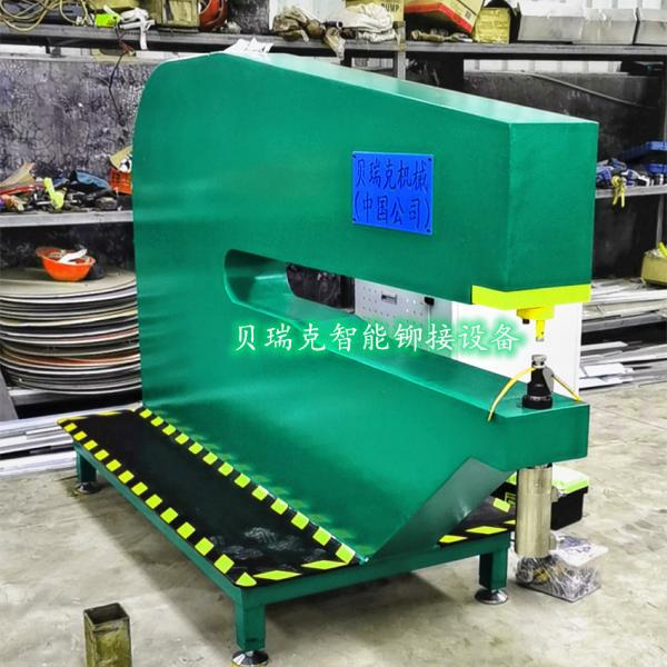 Portable auto riveting machine for traffic sign