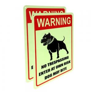 As jardas que advertem o alumínio fotoluminescente dos produtos da segurança têm cuidado com o símbolo do cão