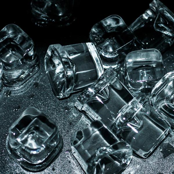 China Commercial Ice Making Machine Air Cooled Full Cube Square Ice Machine Ice Maker 35kg/24h Spraying Type for Cocktail bar wholesale