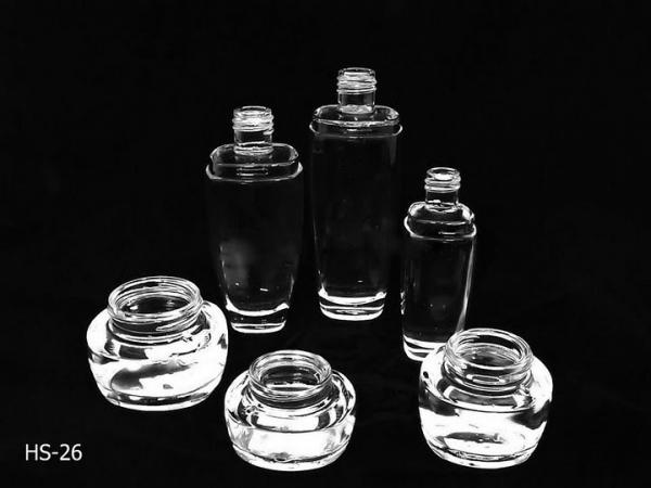 Botellas de cristal y tarros de la esencia del aceite de piel del cosmético de