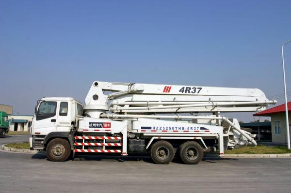 A bomba concreta da eficiência elevada 37m ISUZU transporta o controle hidr