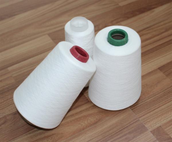 100%のバージン繊維は30s/2 30s/3縫う糸のためのポリエステル ヤーンの未加工白い明るい回しました