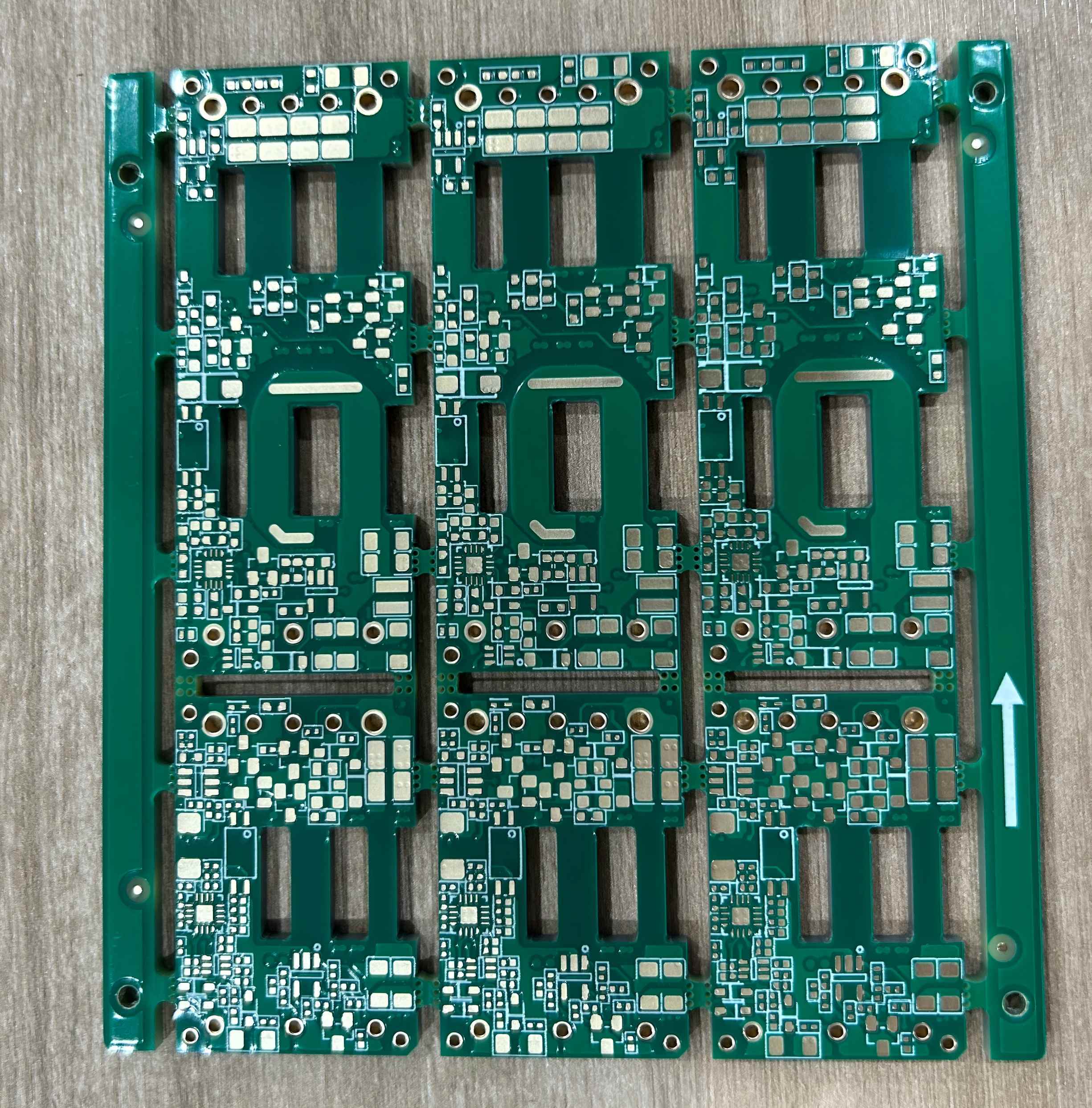 Conception personnalisée de carte de circuit imprimé en cuivre lourd en résine plaquée pour des applications avancées