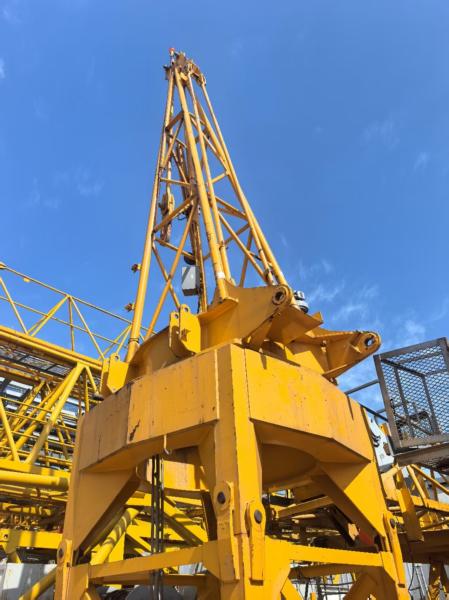 Grúa torre de alto rendimiento MC120B para elevación de objetos pesados en entornos de construcción exigentes