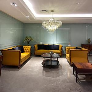 China Vintage Hotel Lobby Furniture Wooden Frame Chesterfield Leather Villa Sofa Set supplier