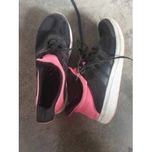 Used women's shoes of various colors and international brands