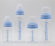 China BPAはシリコーンの袖4oz、9ozが付いているpyrexガラスの赤ん坊のミルクびんを放します supplier