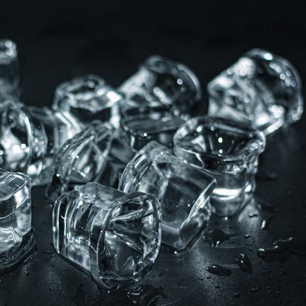 China Commercial Ice Making Machine Air Cooled Full Cube Square Ice Machine Ice Maker 35kg/24h Spraying Type for Cocktail bar wholesale
