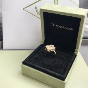 China Elegant 18K Gold Van Cleef Jewelry , Vintage Mother Of Pearl And Diamond Ring luxury pearl jewelry supplier