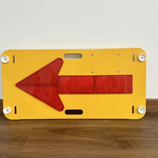 High Brightness Red LED Arrow Board Wall Mounted for Easy Mounting Solution