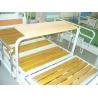 As camas de hospital médicas da superfície de madeira do sarrafo com plástico