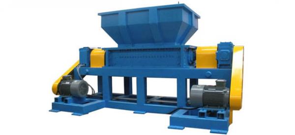 Wood shredder and rubber tyre shredder with linear vibrating screeners