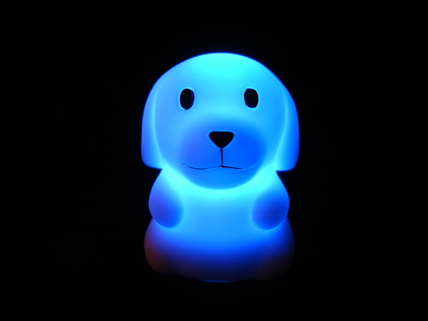 China O cão personalizado do projeto deu forma ao presente relativo à promoção de piscamento do diodo emissor de luz Keychain da mudança da cor do PVC supplier