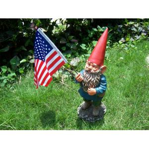 China Funny Garden Gnomes holding the flagstick resin figurine for decoration supplier