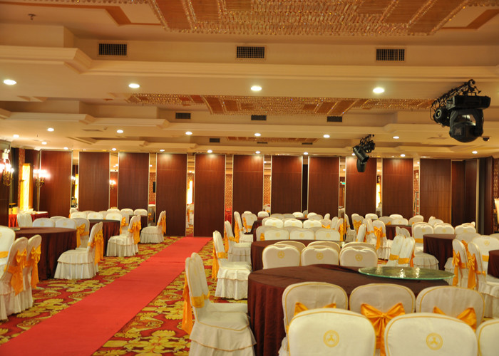 China Multi-Purpose Room Folding Movable Sound Proof Partitions 80mm Panel supplier