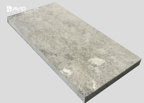 装飾的な灰色の石灰岩のステップは自然な/炎にあてられた表面との60x30x2cmを踏みます