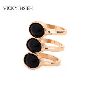 VICKY.HSIEH Gold Tone Triple Rings Liked with Black Stone