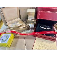 China Luxury 18K Gold Sapphire Bracelet Custom Prong Setting Hammered Jewelry Box Fine Workmanship on sale