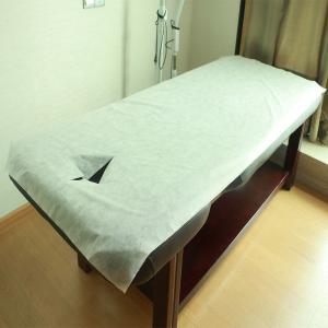 China Dispoable Spunbond Non Woven Massage Table Bed Sheet With Facial Hole Pink Blue Color supplier
