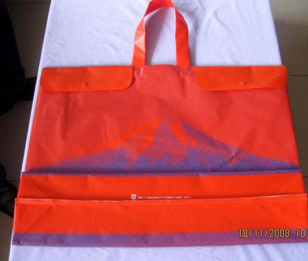 La coutume a imprimé de grands sacs à provisions en plastique avec des poignées