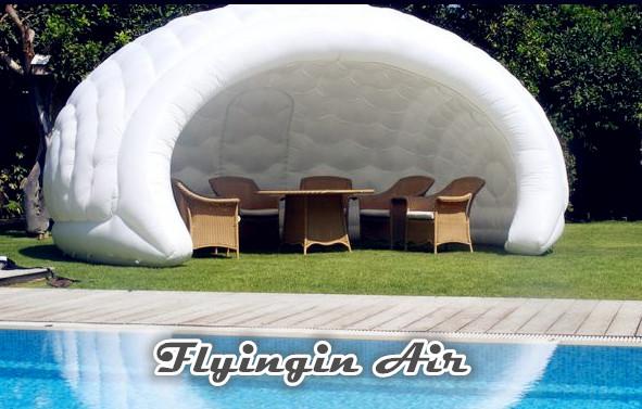 Cabina semicircular inflable blanca, haciendo publicidad de la tienda inflable para la conferencia