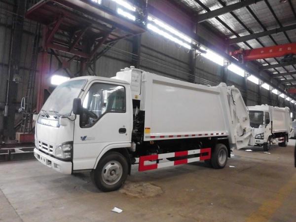 120hp Back Loader Garbage Truck , 5m3 Isuzu 600P 5cbm Refuse Compactor Waste