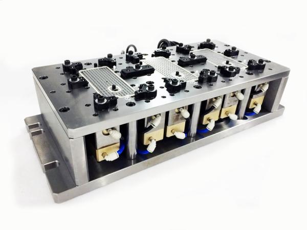 Instalaciones de automatización personalizadas para aplicaciones de mecanizado y moldeo CNC