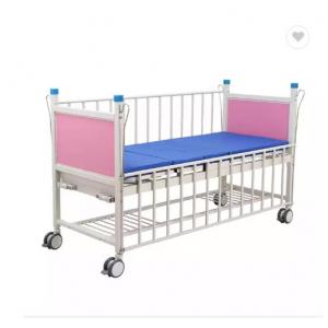 Cama aluída da criança da cama dois pediatras manuais do hospital com placas principais da cama