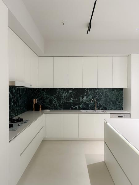 Modern Handleless MDF Kitchen Cabinet Push-To-Open Design