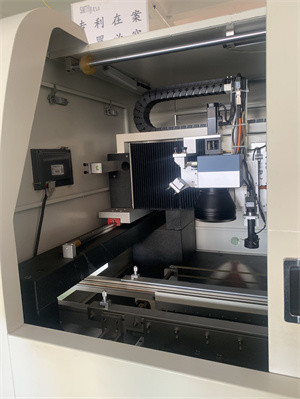 ソフトウェア制御レーザーデパネラー、25um切断精度