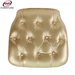 O coxim duro da cadeira de Chiavari do vinil da madeira compensada luxuosa cobre com o botão do ouro