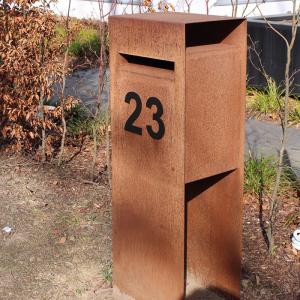 China Modern Large Outdoor Weathered Steel Garden Sculpture Mailbox And Post supplier
