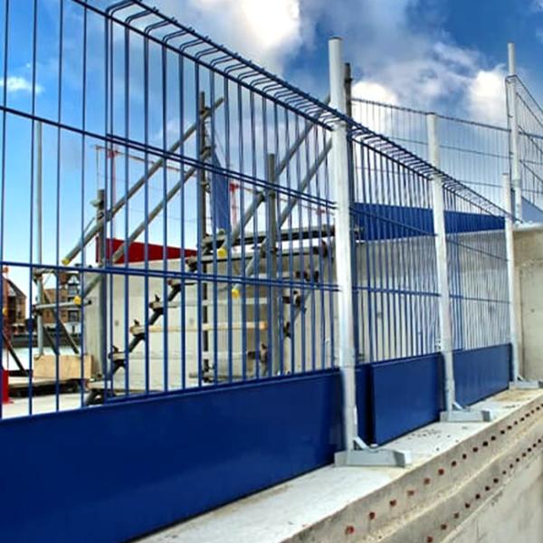 Barrera de protección de borde en ángulo Diseño inclinado redirige vehículos y maquinaria de manera segura