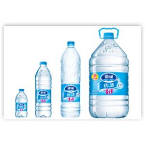 Termine el agua mineral, agua pura destilan la fábrica de la botella de agua