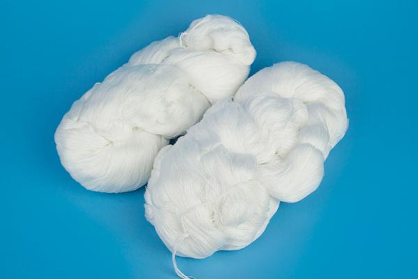 100% Poliester Yarn on Hank 250g / hank Raw White Dyeable for Sewing Clothes