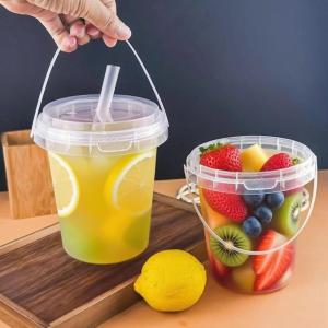 China Clear Plastic Cups 24 oz Ice Cream Buckets with Lids & Straws Drink Cups Cocktail Pails Bulk with Handles wholesale