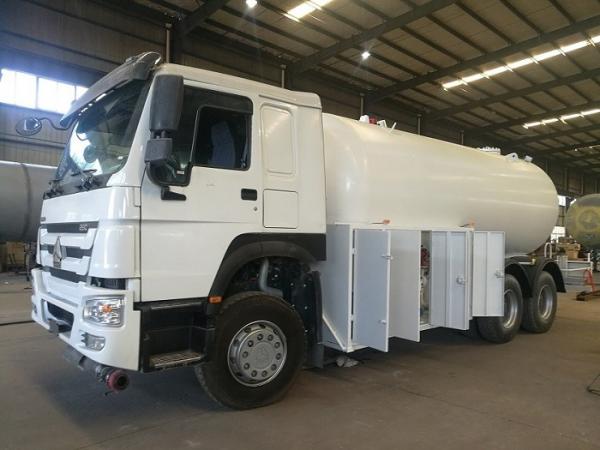 Durable Sinotruk Howo LPG Tanker Truck 10MT Bobtail With Dispenser High Capacity