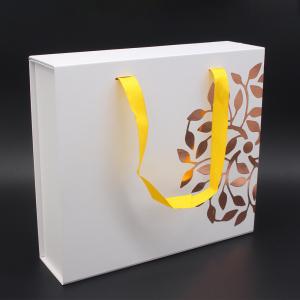 China Factory Wholesale Custom White Hampers Gift Set Packaging Box With Insert Handle supplier