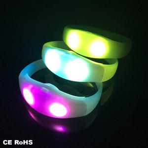 China Contrôleur DMX sans fil pour bâton lumineux LED télécommandé avec prise en main confortable et éclairage puissant supplier