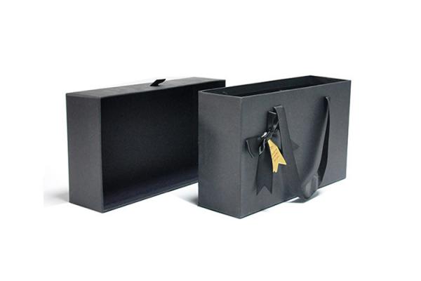 Pretty Decorative thick 0.95mm Gift Box Packaging With Handles