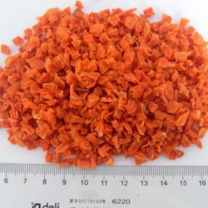 China 90 Kcal Calories Dried Carrot Flakes 10*10*3MM Dehydrated Carrot Chips supplier