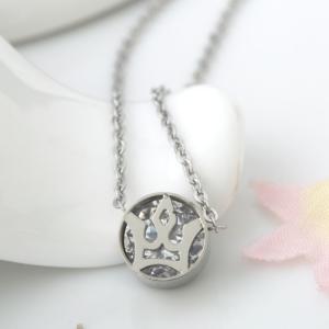 China Queen′s Jewelry Fashion 316L Stainless Steel Silver Crown Pendant Necklace with silver color supplier