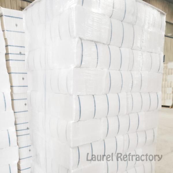 Modules en fibres céramiques réfractaires à haute température, absorbant le son, pour revêtements muraux de fours industriels