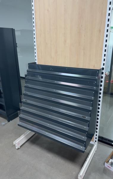 Des étagères réglables, des étagères d'affichage, compatibles avec des accessoires en carton noir