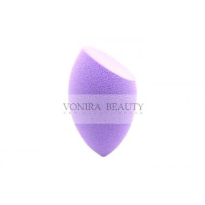 Esponja púrpura del soplo del maquillaje de la fundación del artista de maquillaje para una cobertura edificable perfecta