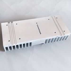 L84Mm CNCの機械化の部品の電子工学脱熱器